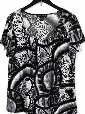 Suzie in the City Woman Black & White Animal Print Ruffle Blouse – Size 1X